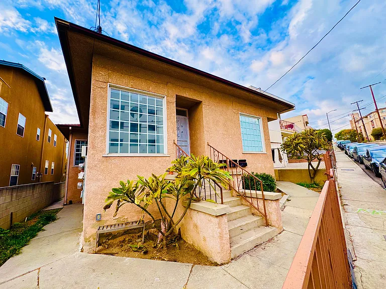 627 N Hill Pl — Photo 1