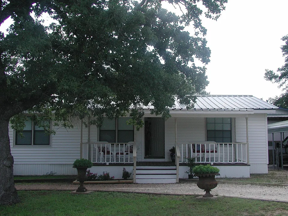126 River Oaks Dr