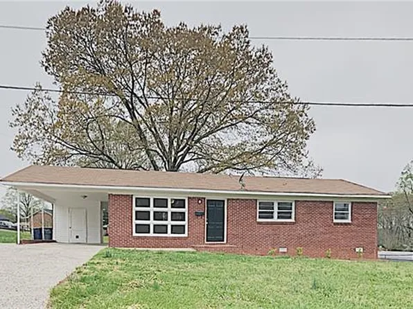 310 W Park Dr, Stanley, NC 28164
