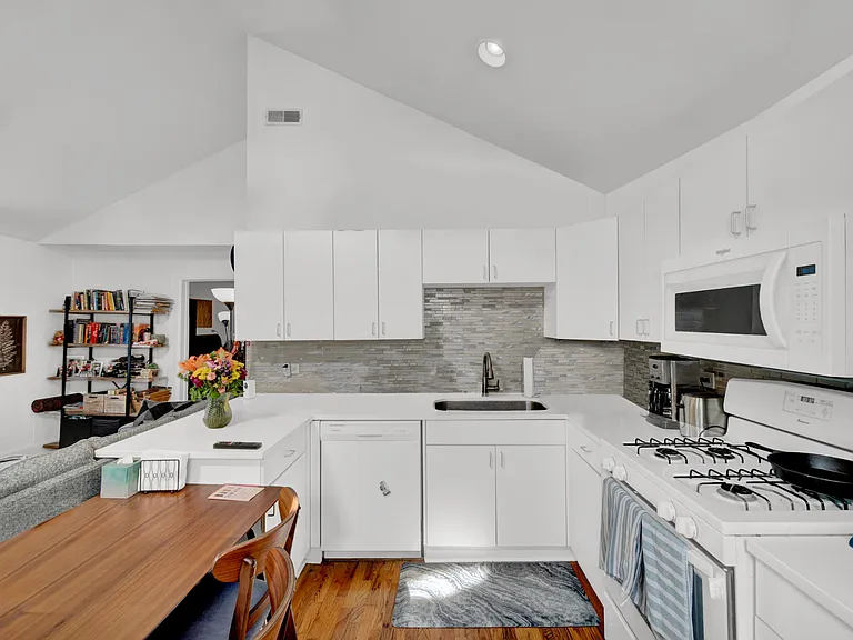 2642 N Marshfield Ave — Photo 31