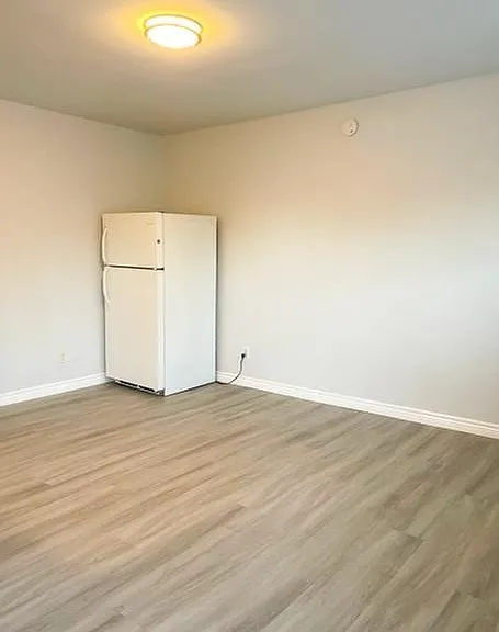 145 W Cypress Ave — Photo 3