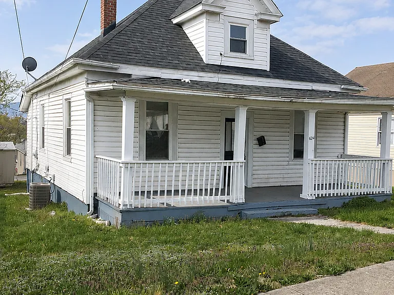 1624 Moorman Ave NW — Photo 1