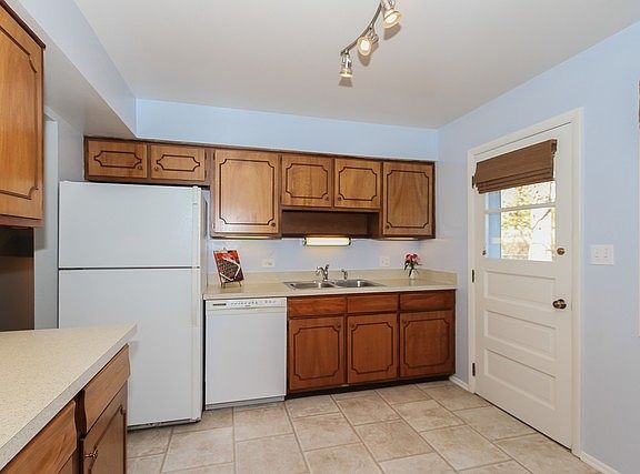 5th image of 814 W Burr Oak Dr