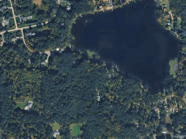 5260 Woodlane Rd, Clarkston, MI 48348