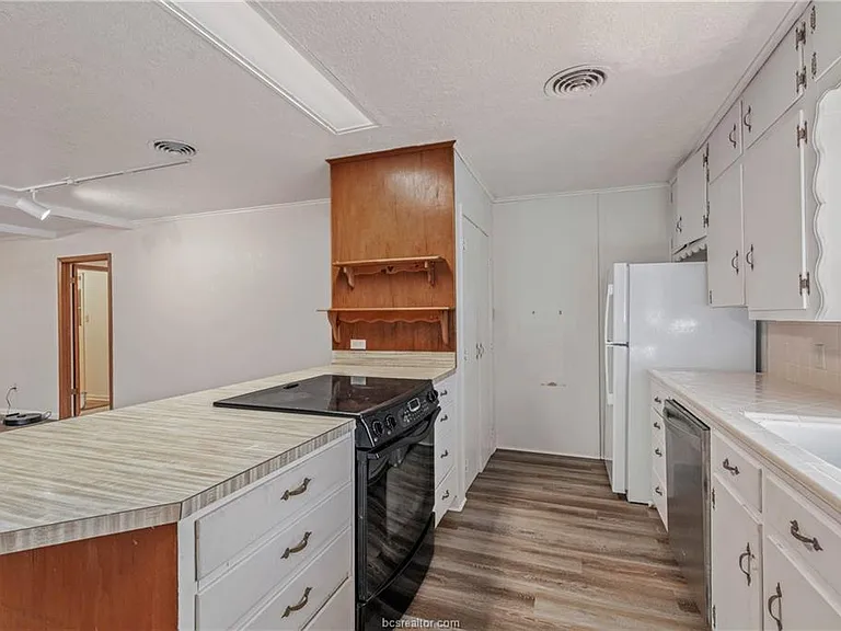 902 Holik Dr — Photo 12