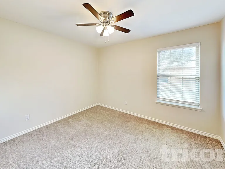 1326 Foster St — Photo 9