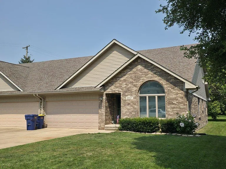 33527 Roselawn Dr — Photo 2