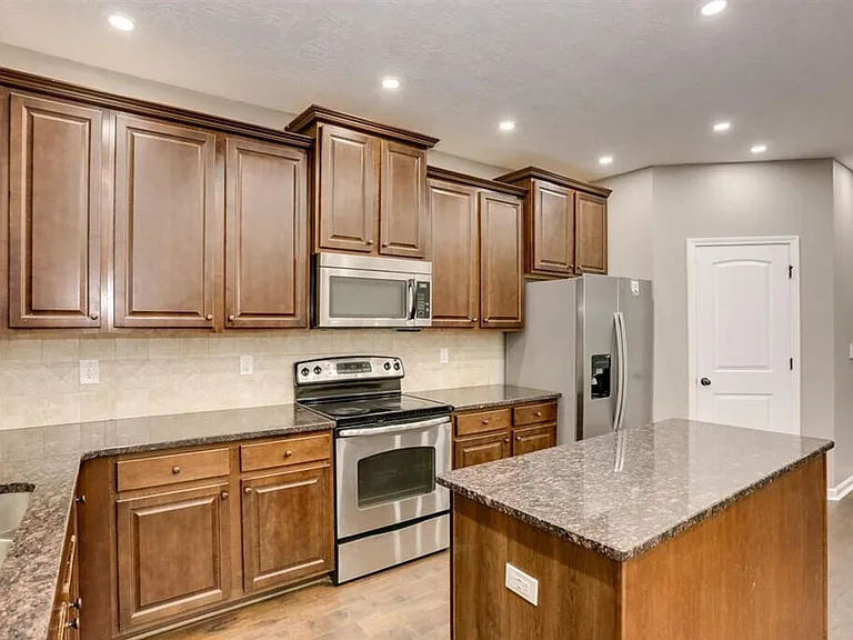 3013 Burgess St — Photo 6