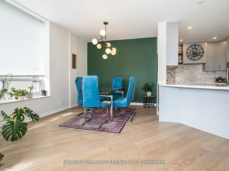 980 Yonge St #513 — Photo 17