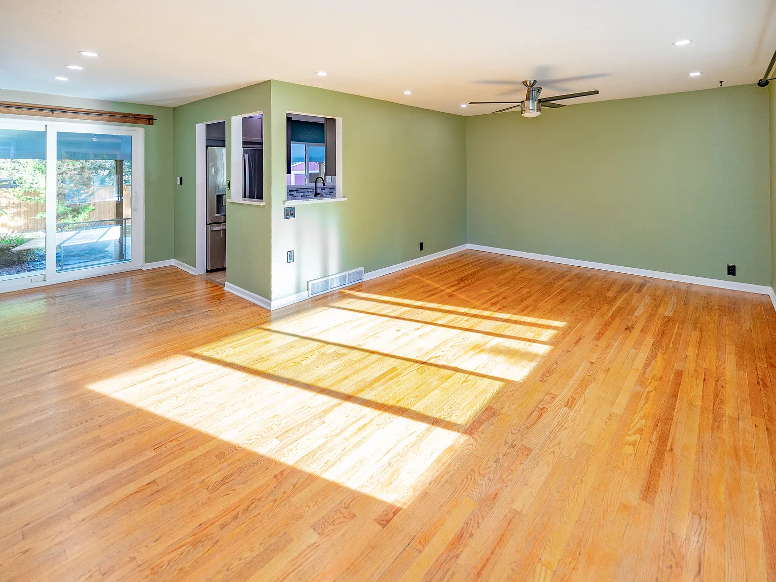 4 bed, 2074 sqft, $2,950 — Photo 3