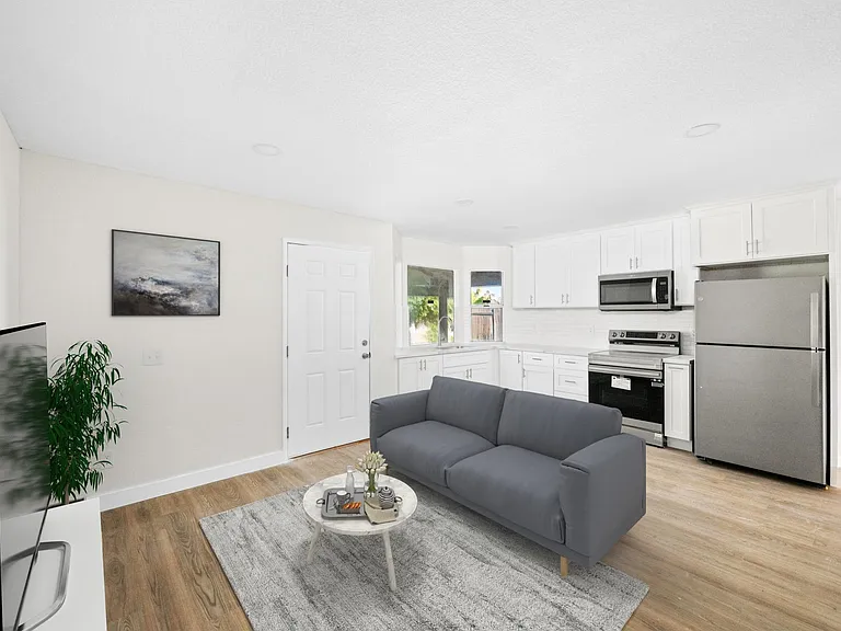 683 Jonquil St #B — Photo 1