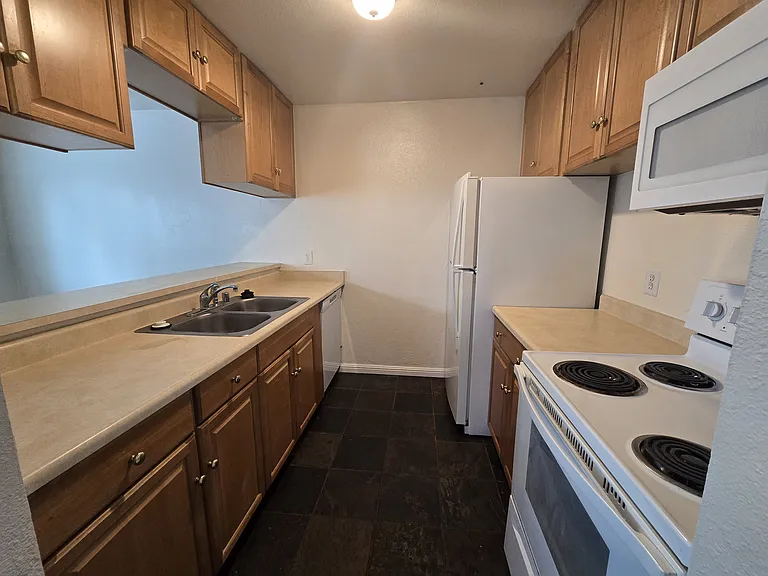 Echo Manor Apartments — Photo 7