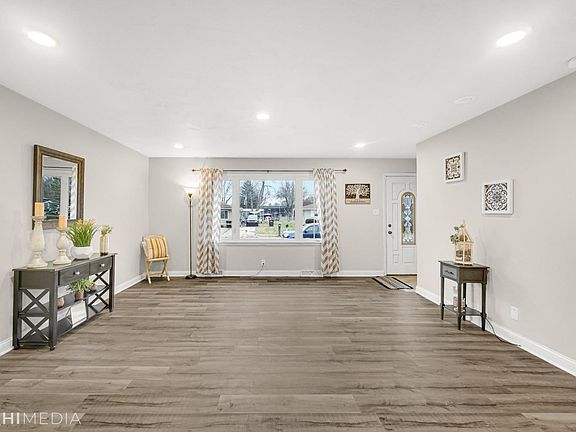 4th image of 3318 Belmont St