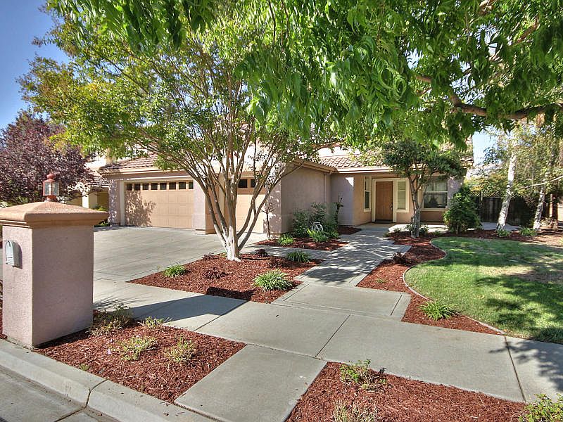 1st image of 5767 Capilano Dr