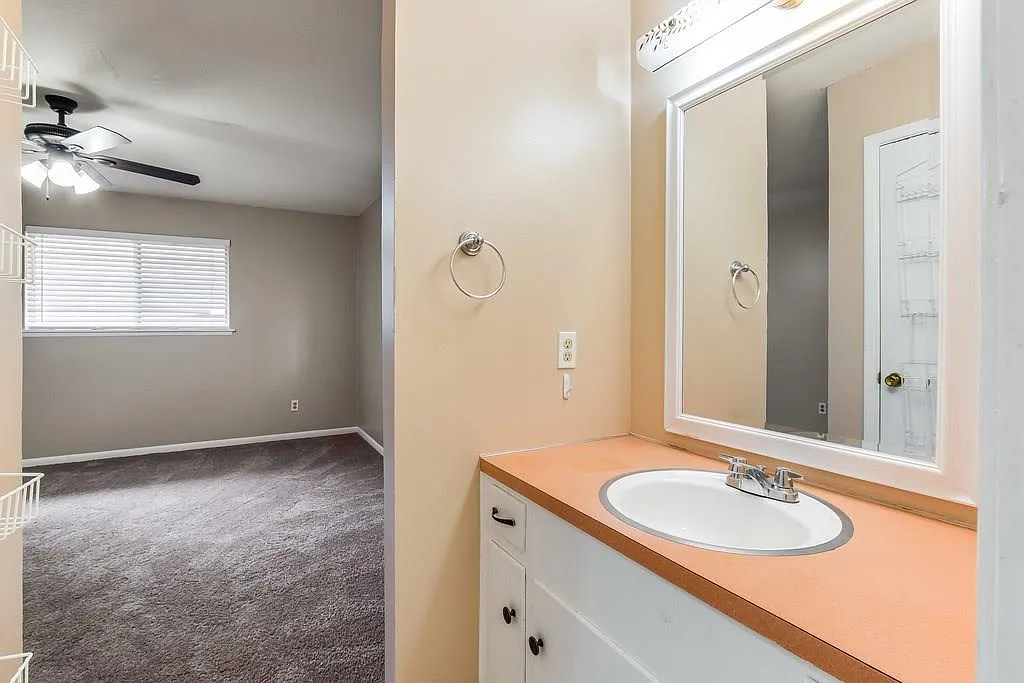 2 bed, 1.0 bath, 2082 sqft, $1,100 — Photo 3