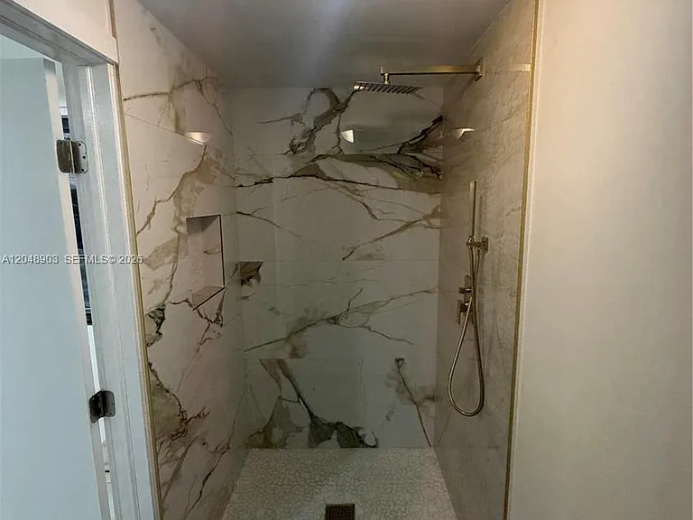725 SW 1st Ave #1 — Photo 3