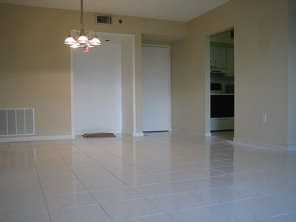 3rd image of 919 Hillcrest Dr APT 104