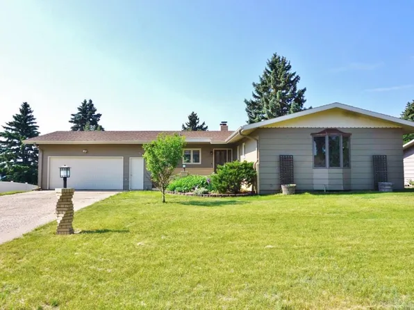 1203 Valley View Dr, Minot, ND 58703