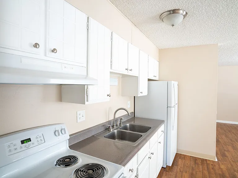 Linda Kay Apartments — Photo 13
