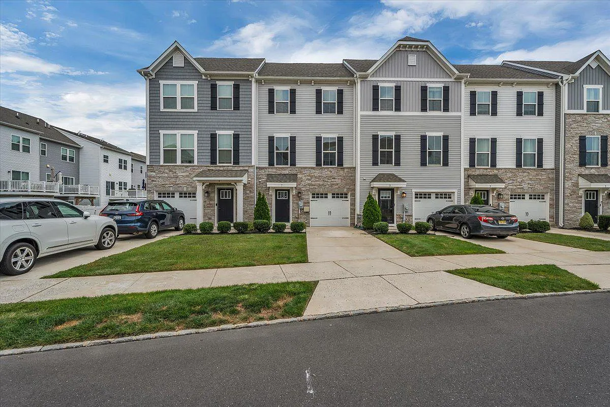 3 bed, 2.5 bath, 1720 sqft, $3,100 — Photo 1