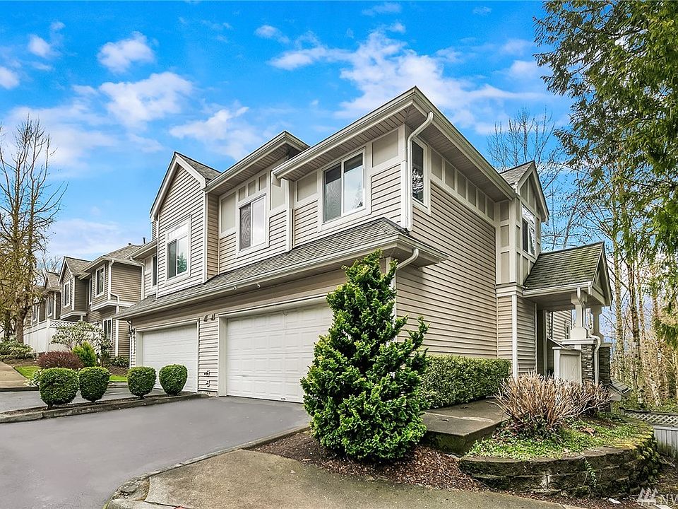 Delightful Lakemont Ridge townhome nestled in a lovely, serene setting. Built in 1995, this corner unit has 3 bedrooms and 2 full bathrooms.