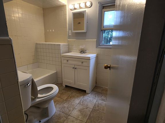 5th image of 152 Parker St Floor 2