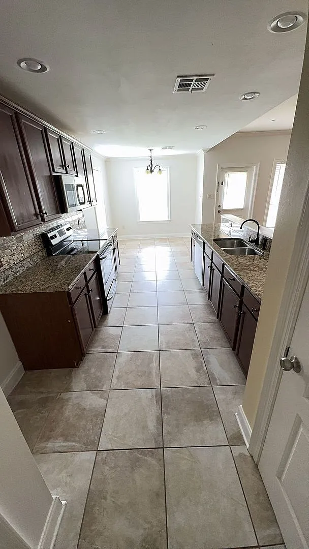 Stylish and Modern - 1431 Square Ft. Home in Houma — Photo 2