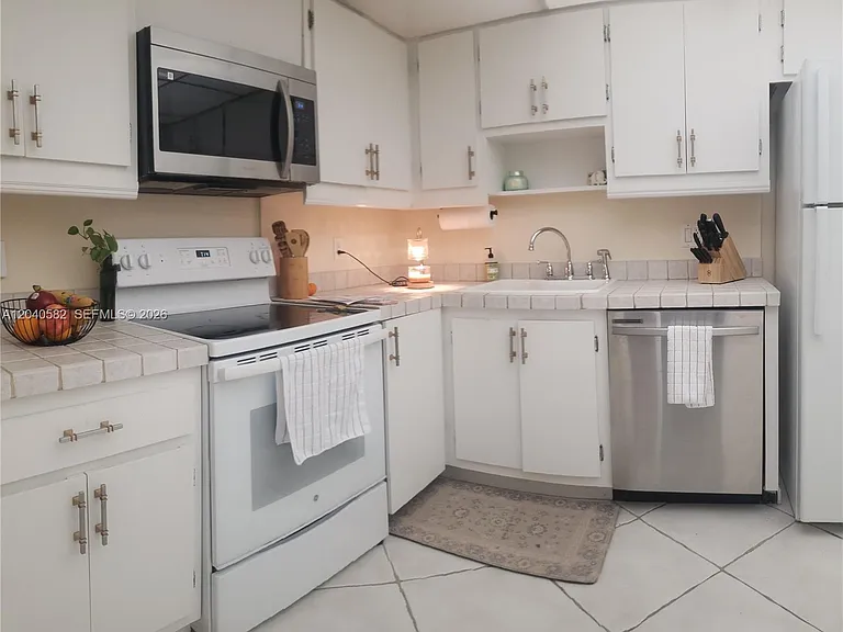 550 Oaks Ln #202 — Photo 9