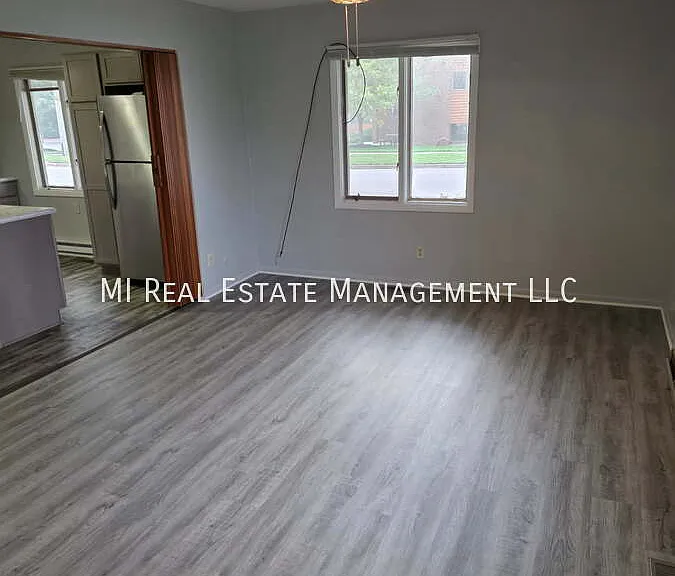 221 W 29th St — Photo 5