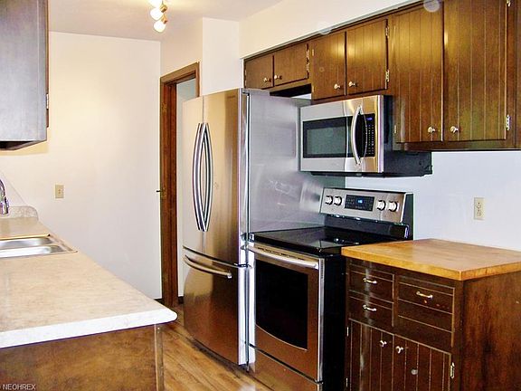 5th image of 420 Strawberry Ln