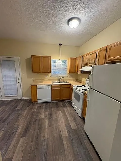 2 bed, 2.5 bath, 1116 sqft, $1,175 — Photo 3