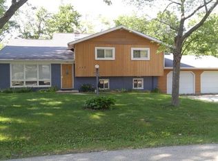 103 Acorn Ln, Lake In The Hills, IL 60156