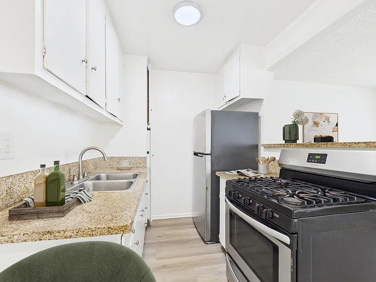 Roscoe Terrace — Photo 20