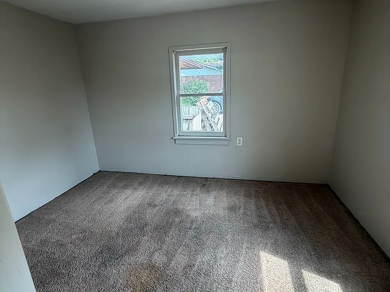 418 SE #F — Photo 5