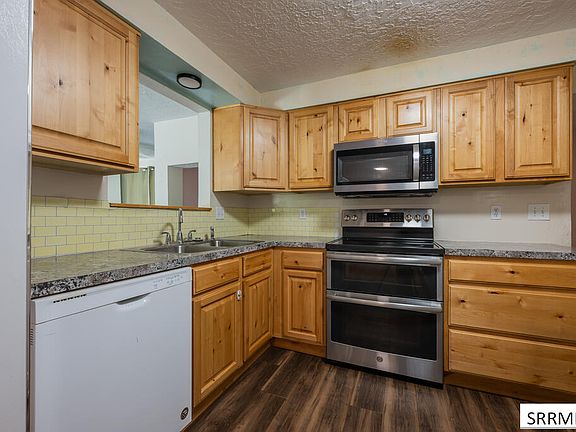 4th image of 385 Berrett Ave