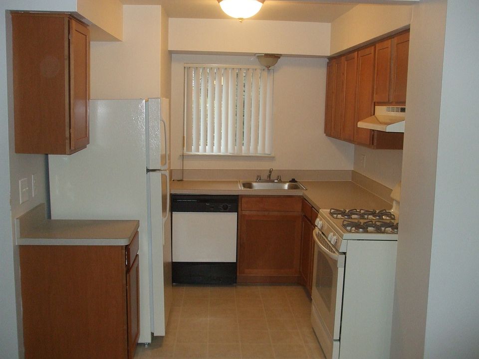 Kitchen w/gas range