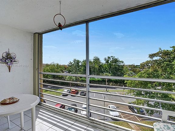 5th image of 2801 Somerset Dr APT 414