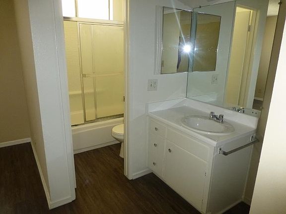 3rd image of 501 Venice Blvd #10