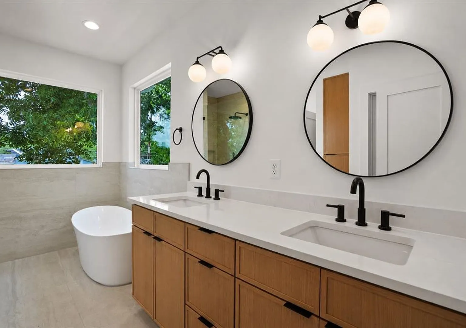 East Austin Style: New Construction, Fenced Yard & Skyline Views — Photo 4