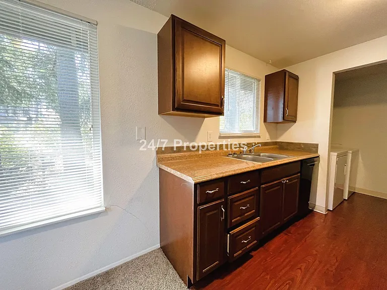 6421 SE 52nd Ave — Photo 5