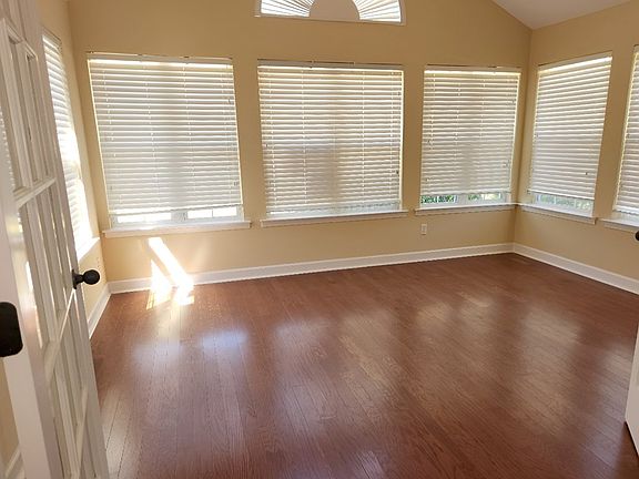 4th image of 319-4 Hidden Creek Cir