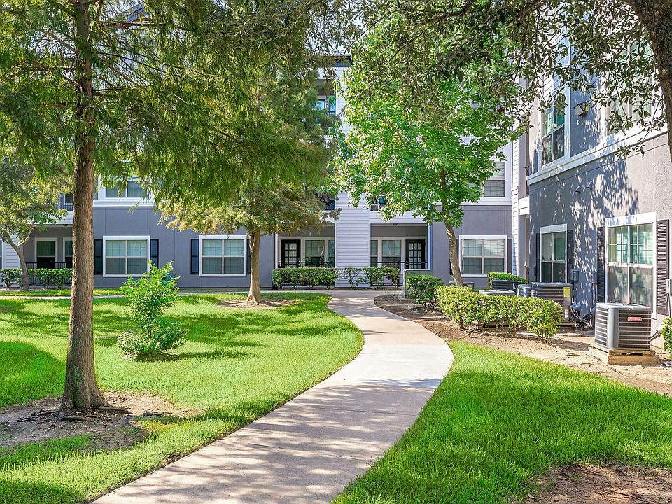 Stunning Landscaping at Mansions at Moses Lake - Texas City Apartments