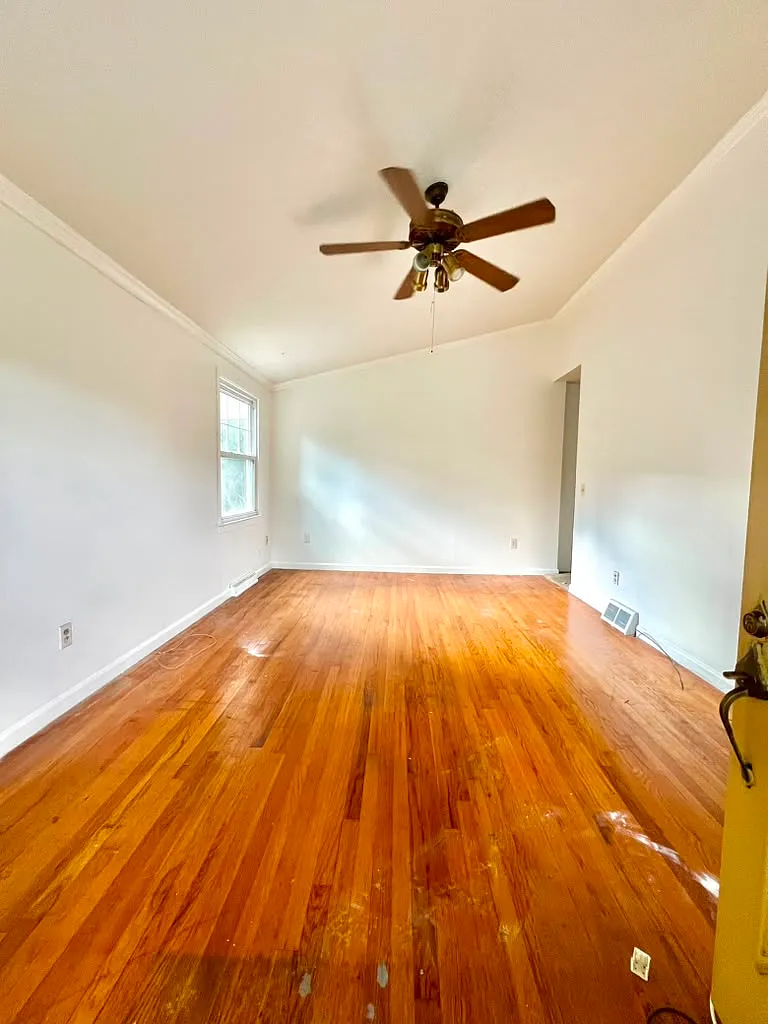3 bed, 960 sqft, $2,950 — Photo 2