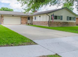 105 Mary Ann Dr, Friendswood, TX 77546