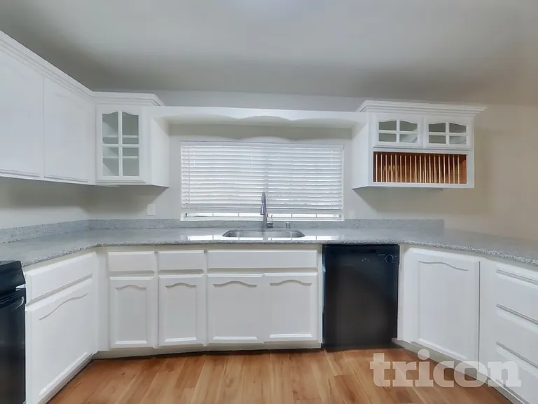 304 Robert St — Photo 5