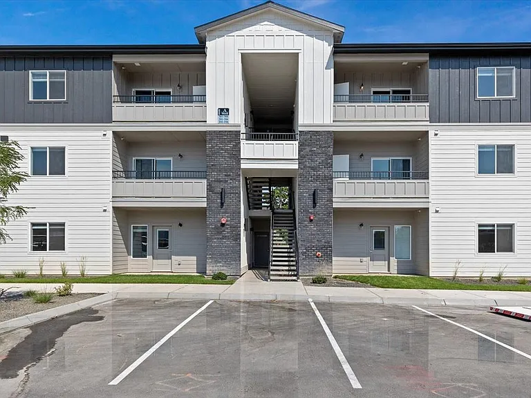 Hawk's Landing Apartments — Photo 56