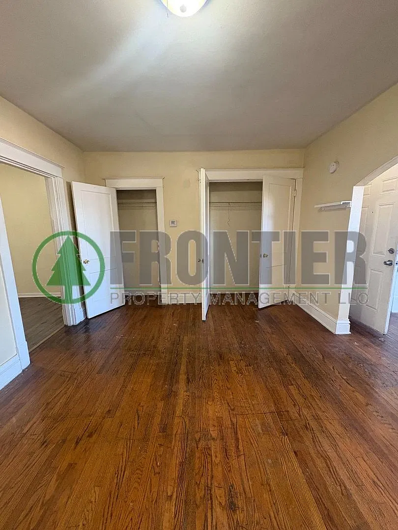 2806-08 Osage St *For Sale?* — Photo 3