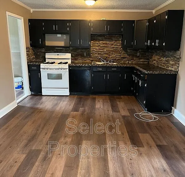 1914 Edgewood St — Photo 4