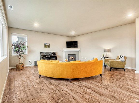 4th image of 18111 135th St E