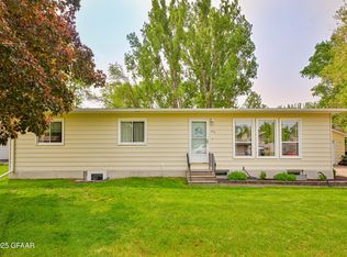 320 Crescent Dr, Thompson, ND 58278